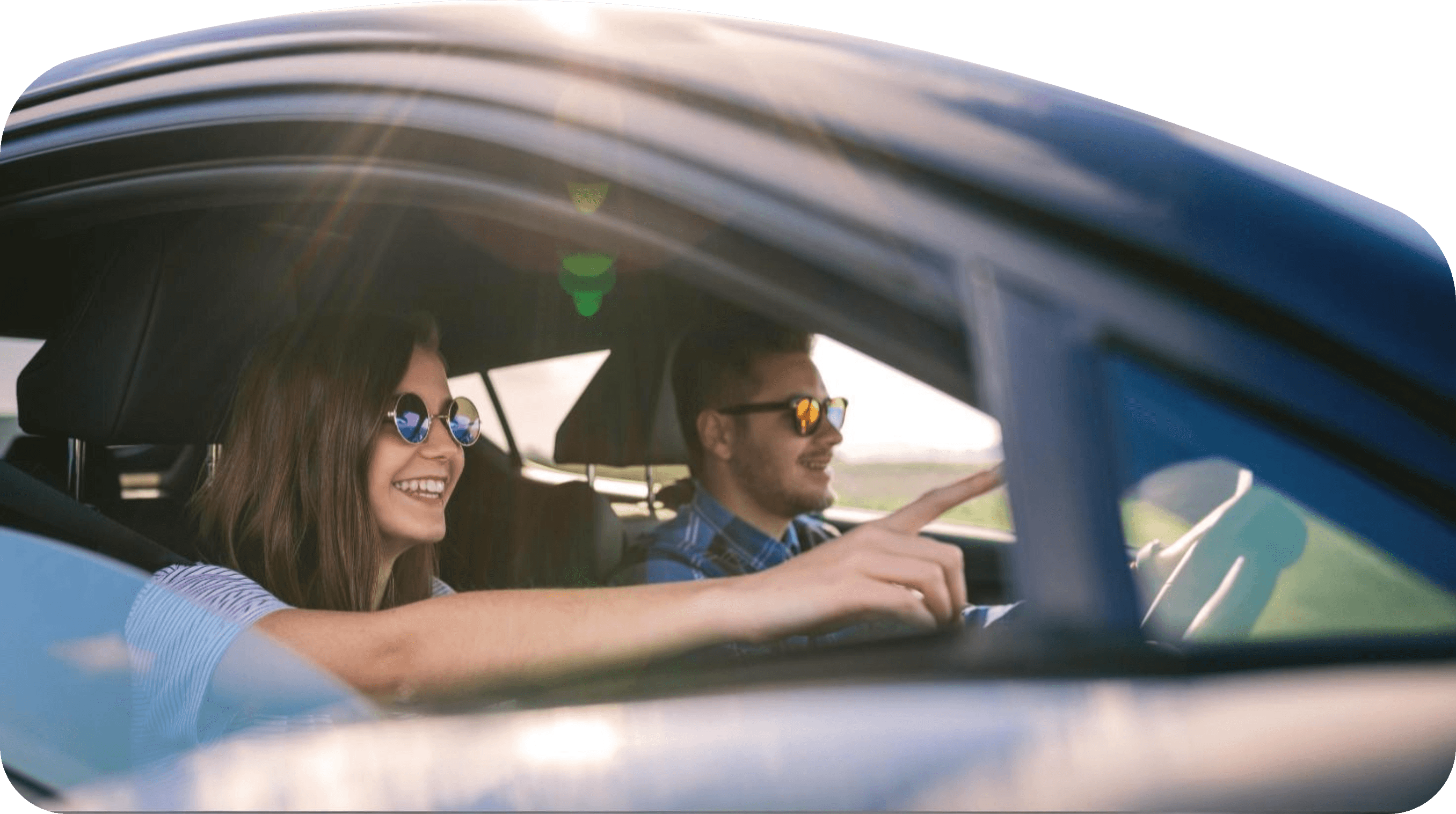 casal feliz de carro